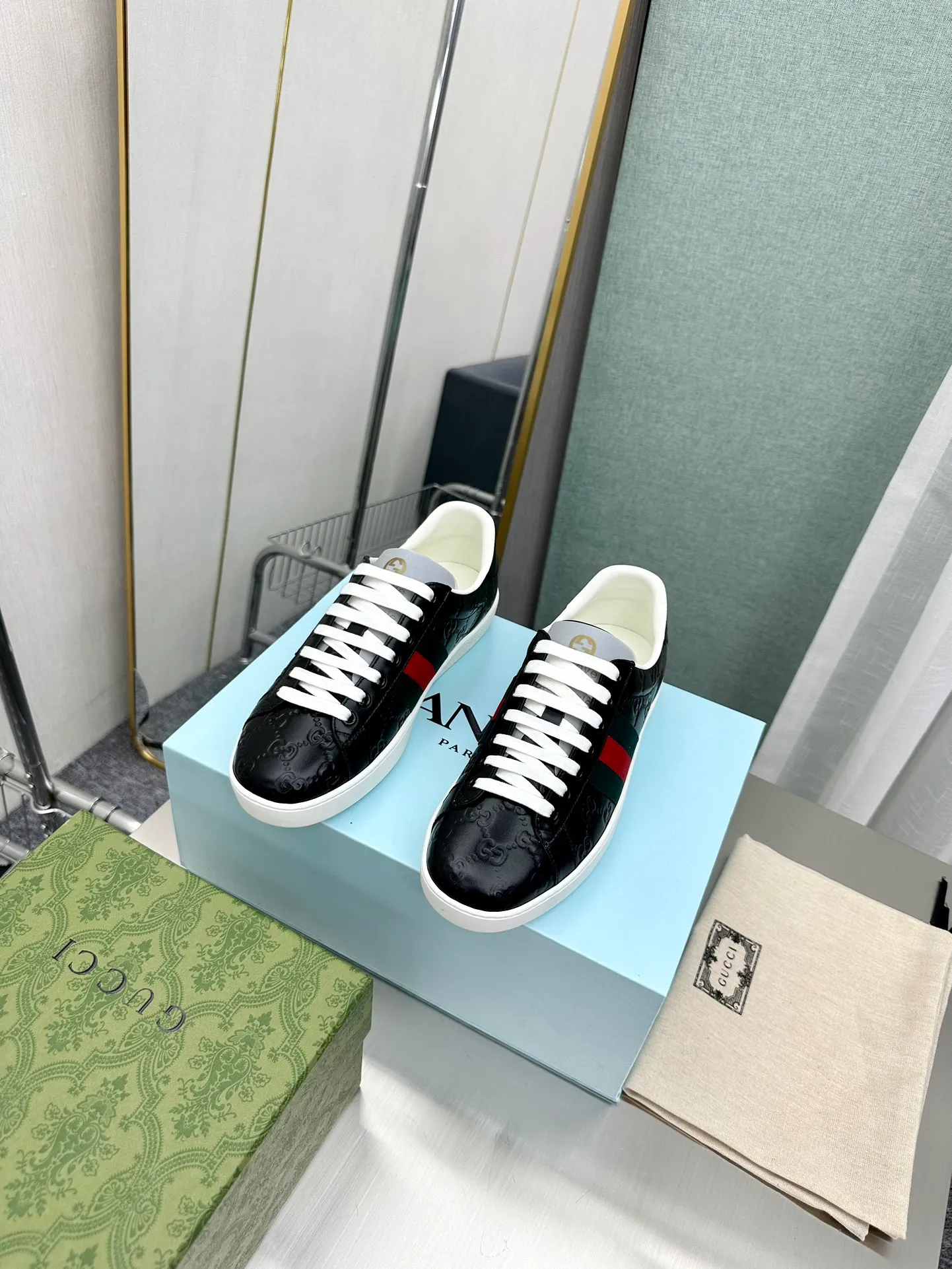 👟👟Ex-factory price 540👟👟 Men's size +10 Top version: Gucci G family classic Ace series Embroidery Little Bee White Shoes Couple Style Ribbon Love Casual Sports Shoes Sneakers Original Purchase Development Production This brand's classic low-top sports shoes interweave golden embroidered bees with red and green webbing. The bee is a classic element of the brand. It appeared in the Gucci ready-to-wear series in the 1970s. Exquisite packaging at the delivery counter🛍📦 ▪️Fabrics: Original custom imported first-layer cowhide ▪️Foots: Original custom cowhide lining ▪️Sole: Original open-molded rubber non-slip material ▪️Sole thickness: 2.5CM ▪️Size: Women's 34-41 (customized 34/41) ▪️Size: Men's 38-46 (38/46 customized)